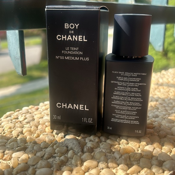Boy De Chanel Le Teint Foundation - Picture 2 of 4